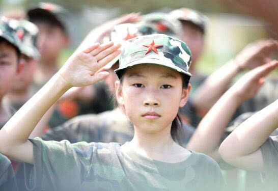 中小學(xué)生軍訓(xùn)(小學(xué)生軍訓(xùn)在哪里報名)-圖1